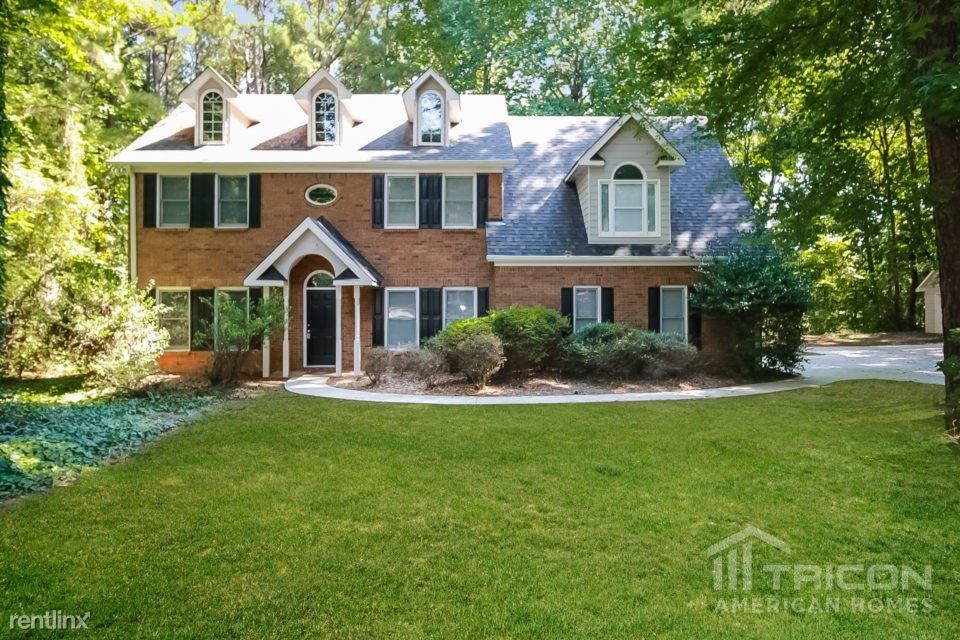 Primary Photo - 240 Longwood Dr