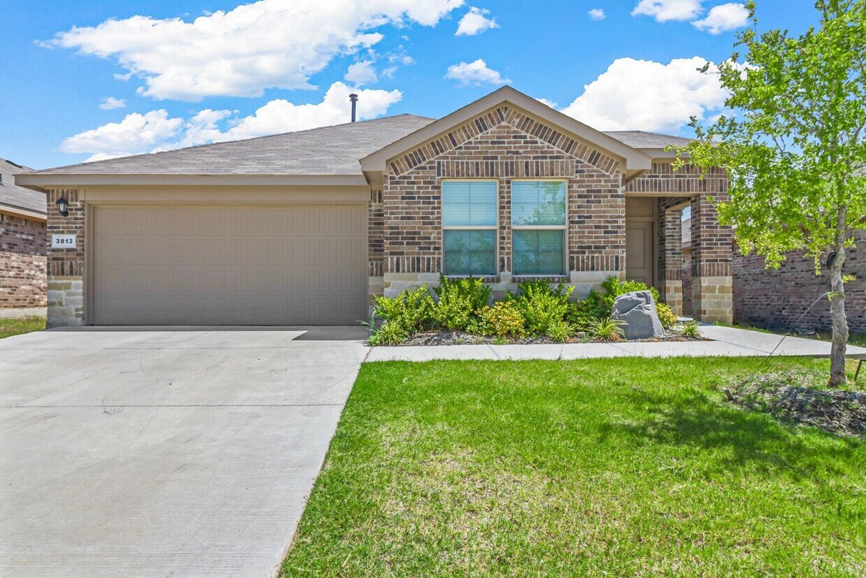 Primary Photo - Beautiful 3/2 in Great Argyle/Denton Location