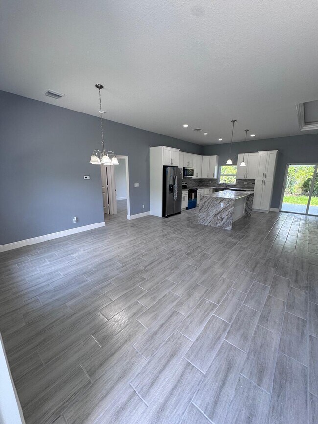 Foto del edificio - 3351 Lakeland Ave