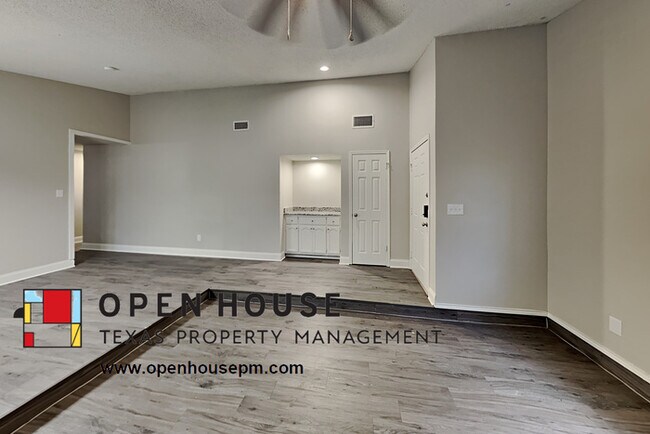 Building Photo - 4701 Crestmont Ct, Arlington