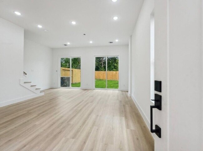 Foto del edificio - 7418 Maxroy St