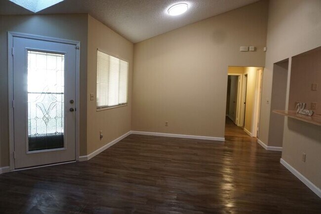 Foto del edificio - 3/2 Single Story Duplex with Garage