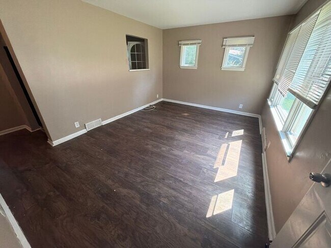 Foto del edificio - Spacious 4-Bedroom Home with Garage & Breezeway