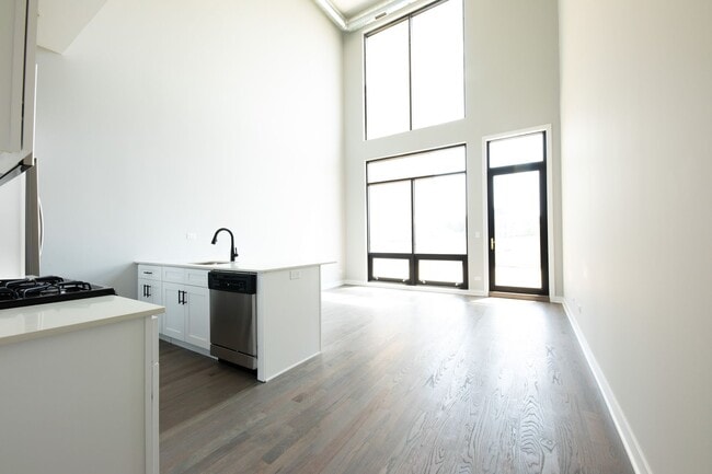 Interior Photo - 1637 Chicago