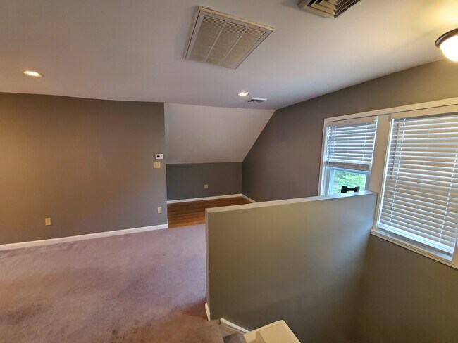 Building Photo - 67 E Ridge Rd