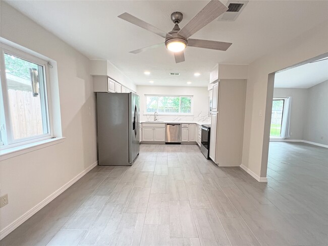 Foto del edificio - 6210 Creekside Ln