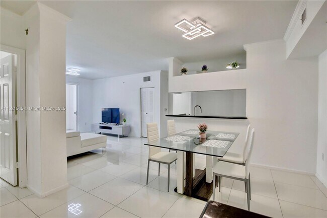 Foto del edificio - 17100 N Bay Rd