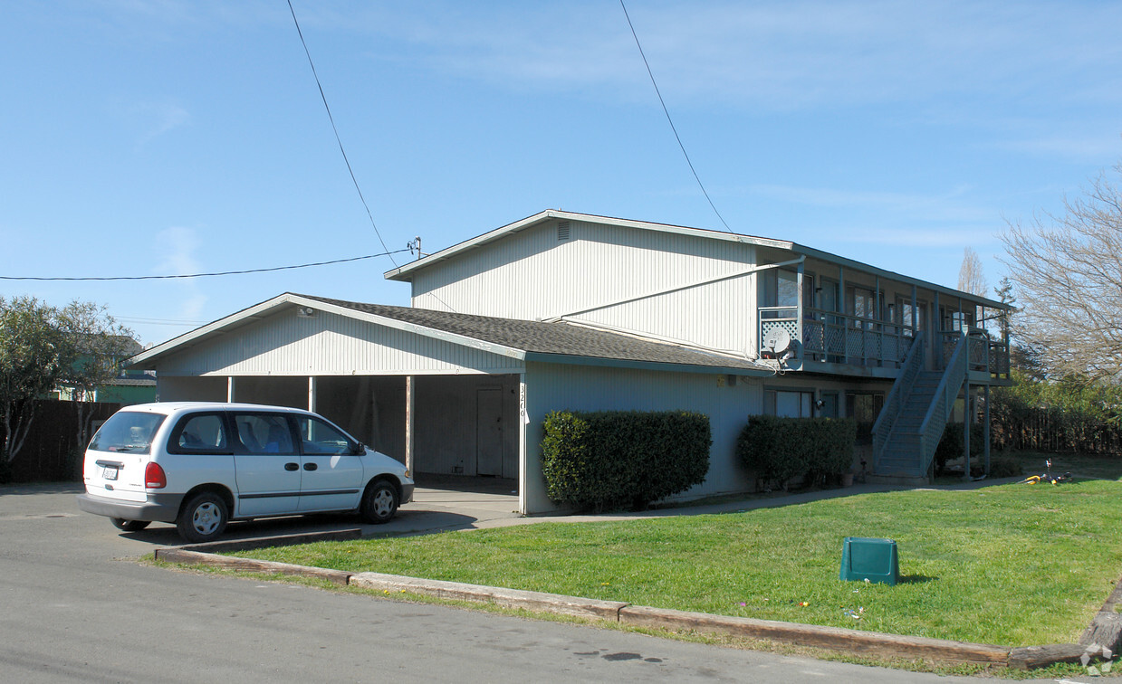 Building Photo - 3200-3206 Moorland Ave