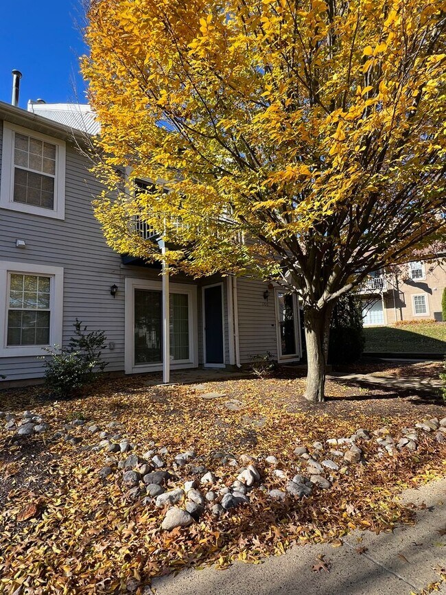 Building Photo - Newtown Grant 2 Bedroom 1 bath Condo