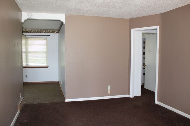 Building Photo - Section 8 Accepted