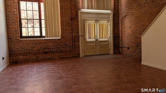 Building Photo - 839 Main St