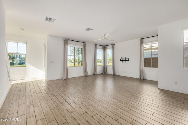 Building Photo - 2042 W Lariat Ln