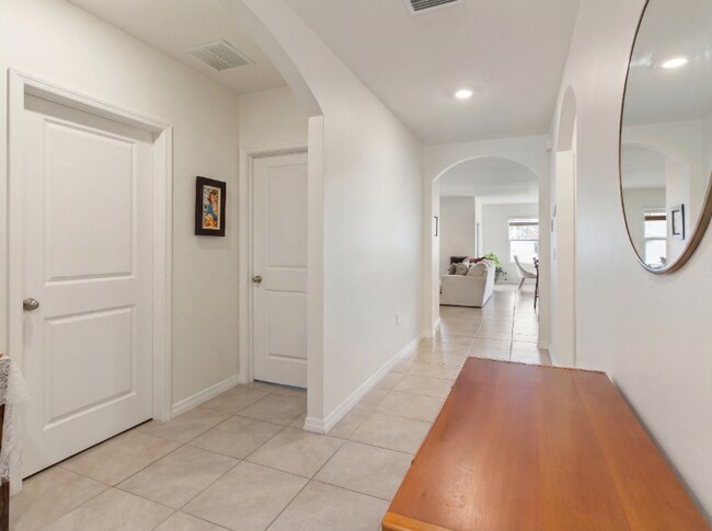 Building Photo - 49 Hickory Course Ln