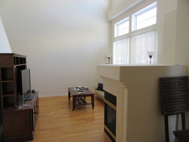 Building Photo - 440 E Thornhill Ln