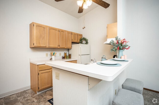 2BR, 1BA - 865 SF - Southampton Apartments