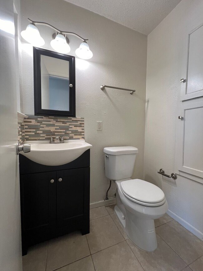 Building Photo - AVAILABLE NOW!!! Charming 3 bedroom 2 bath...