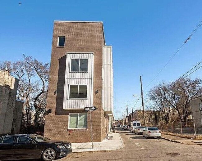 Building Photo - 623 N 36th St