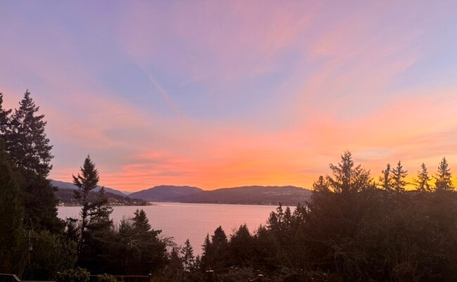 Building Photo - 639 W Lake Sammamish Pky NE
