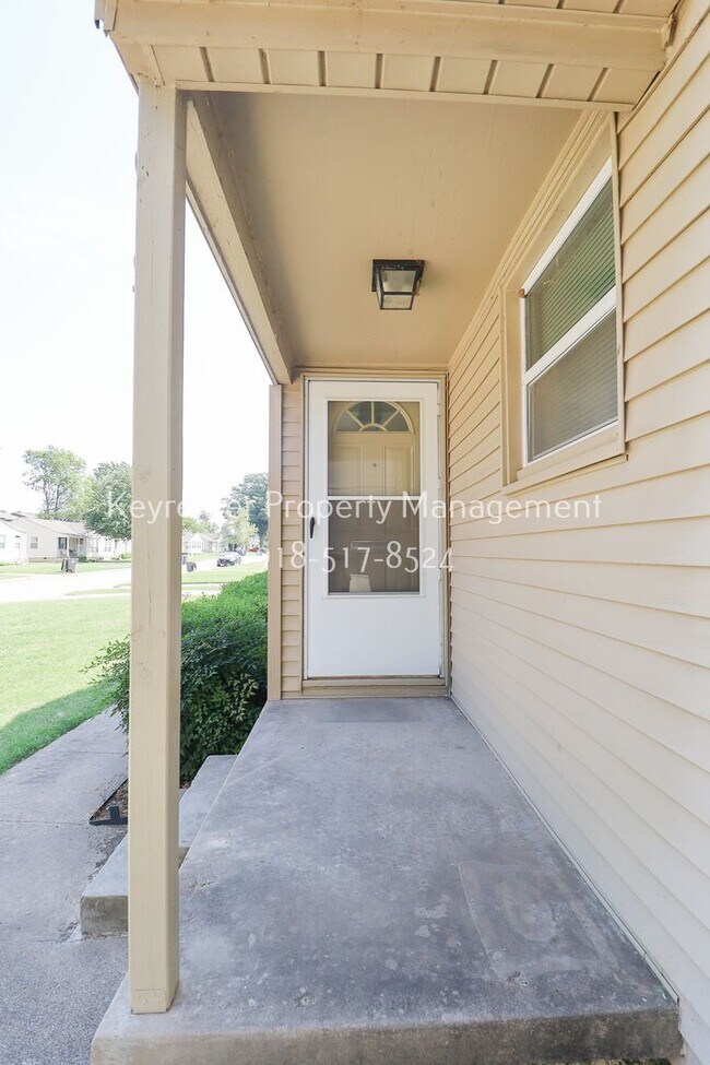 Foto del edificio - Beautiful 2 Bed 1 Bath in Quiet Area - NO PETS ALLOWED