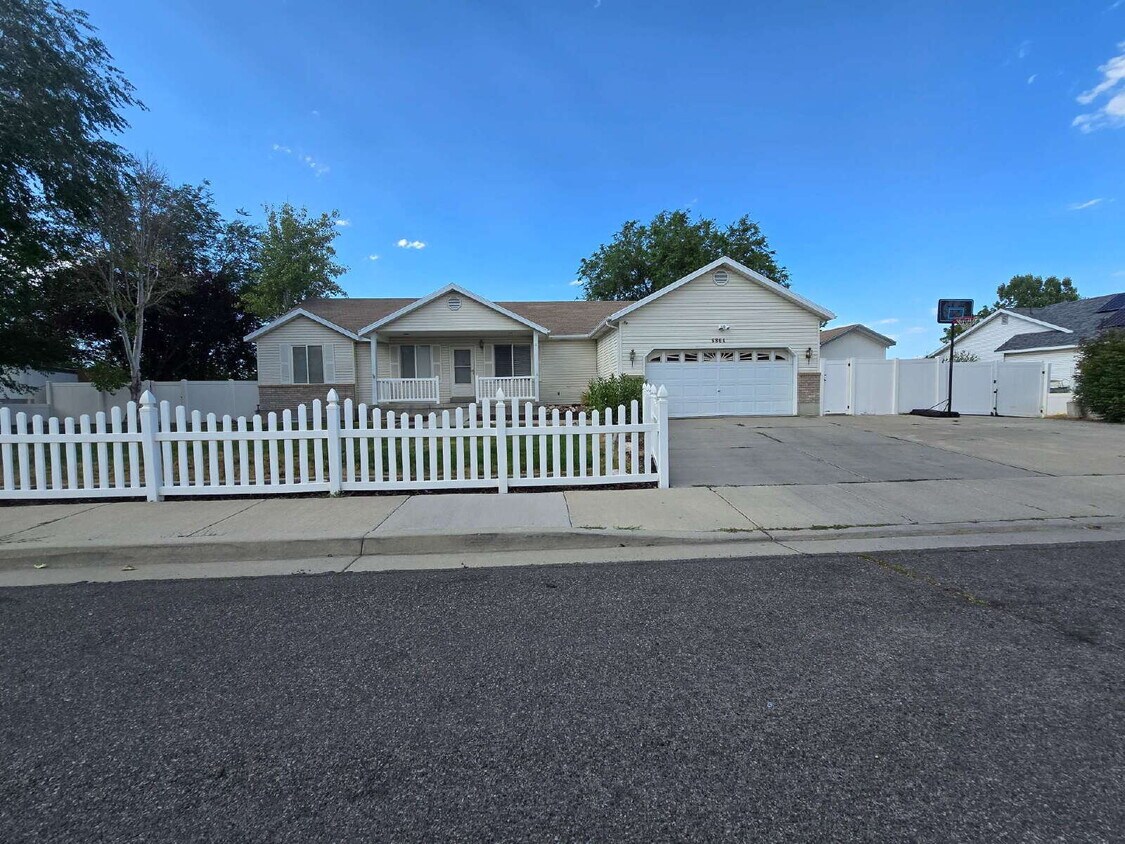 Foto principal - "Expansive 6-Bedroom Home with RV Parking ...