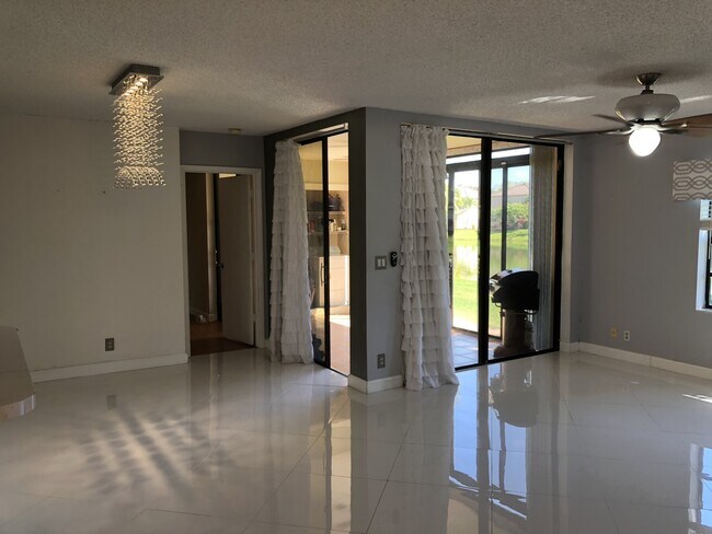 Foto del edificio - Stunning 3 bedroom 2 bathroom unit available now at Optima Village