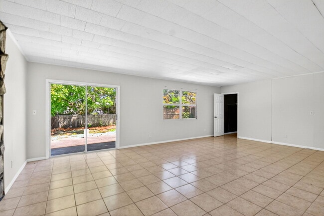 Foto del edificio - 775 Snead Cir