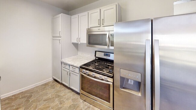Building Photo - **Pending**3 Bedroom + Sunroom Property wi...