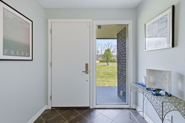 Foto del edificio - Charming 3-Bed Oasis with Scenic Waterfront Views and Pool 15 minutes from Downtown Nashville