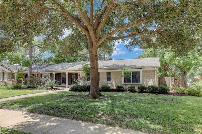 Foto del edificio - 5502 Lincrest Ln