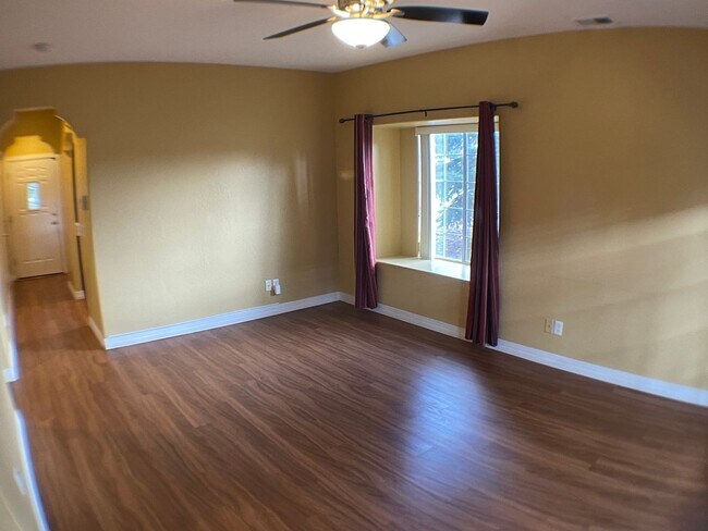 Foto del edificio - AVAILABLE NOW! | Townhouse in University heights