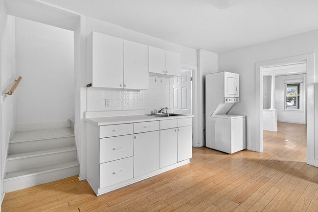 Building Photo - 727 W Court St