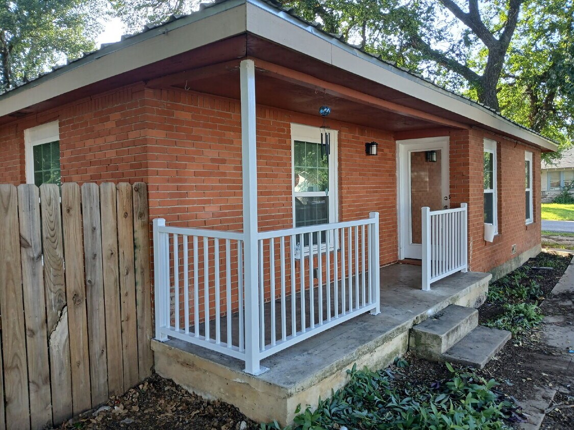Primary Photo - 3 bedroom 2 bath with a bonus room!