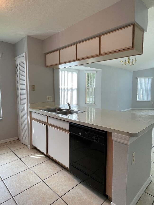 Building Photo - Charming 3-Bedroom, 2-Bath Condo in the Gated Villas at Island Club!