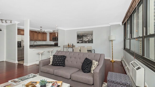 Building Photo - 33 E Cedar St