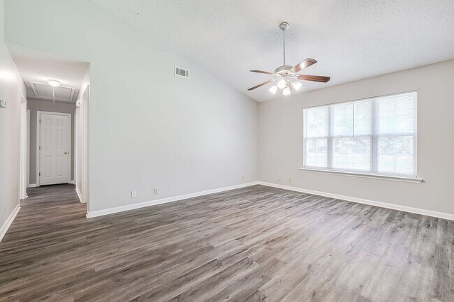 Foto del edificio - Private 3BR Brick Home on 3+ Acres with Partially Fenced Yard
