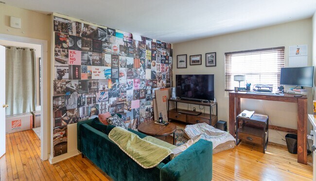 Foto del edificio - Great location with large Deck