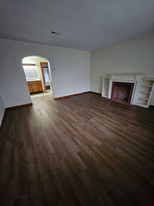 Building Photo - Upper 3 bedroom unit