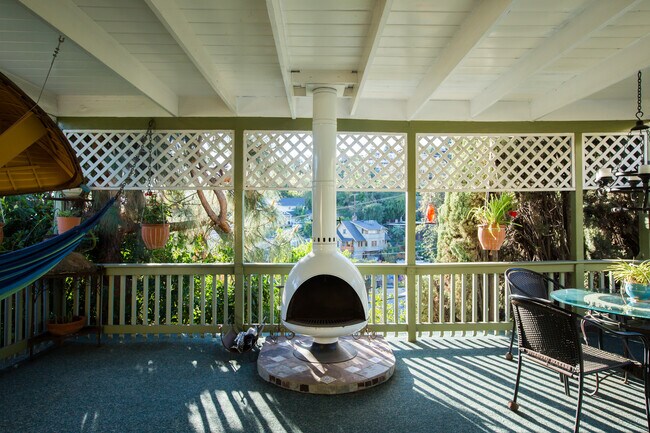 Private covered terrace - 1928 Hillcrest Rd
