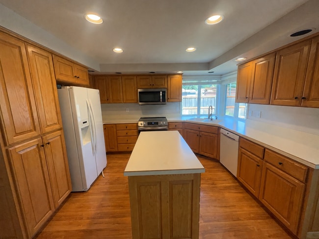 Building Photo - 7168 Lawnridge St NE