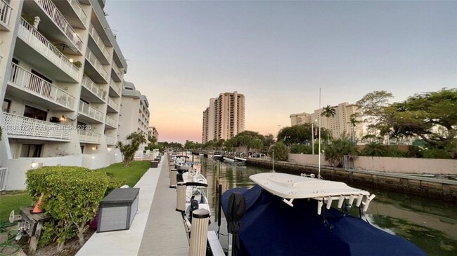 Foto del edificio - 1650 NE 115th St