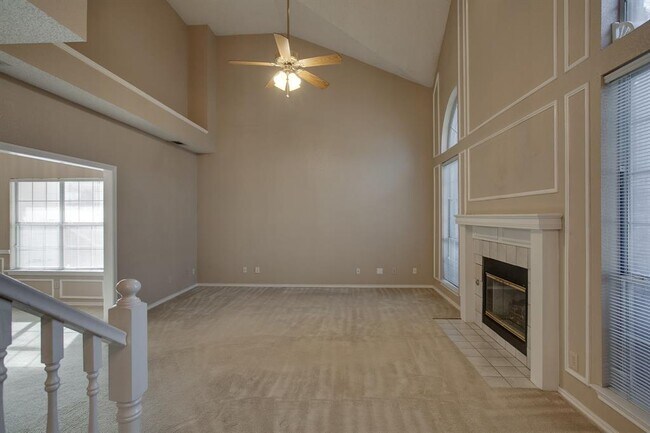 Building Photo - 348 Raintree Dr
