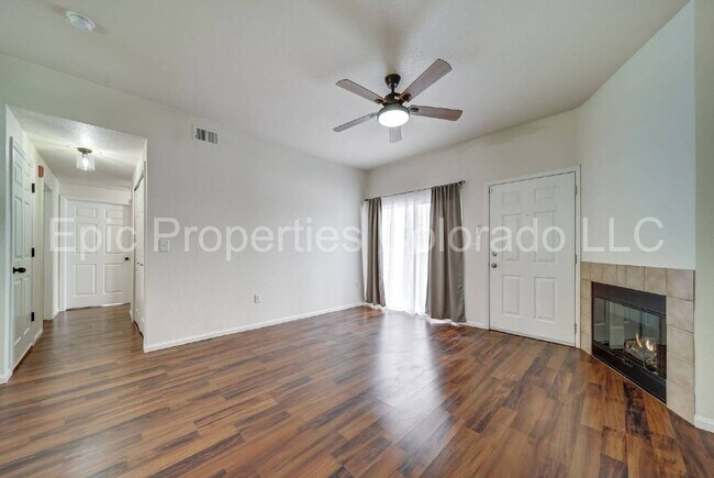 Foto del edificio - First Floor Corner 2 bed/2bath unit by Buckley SFB! Deeded Parking Right in Front!
