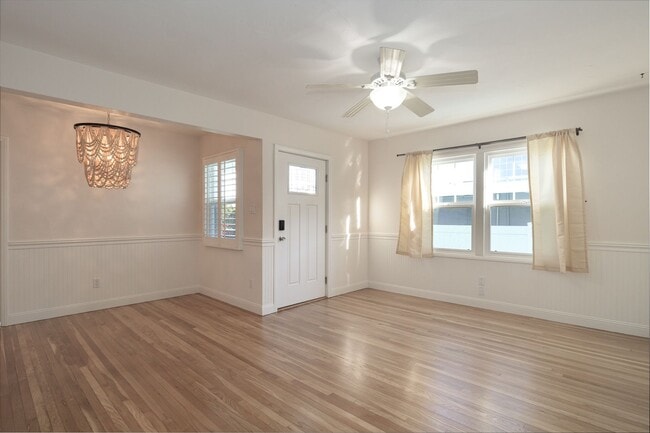 Building Photo - 3845 Sunset Ln