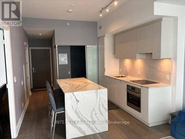 Building Photo - 161 Roehampton Ave