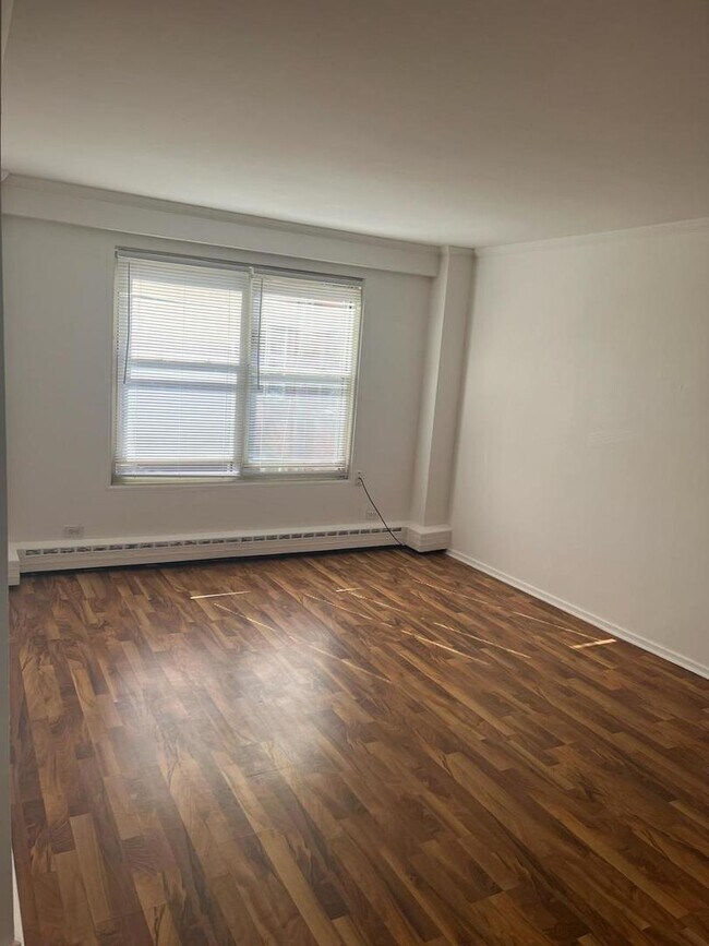 Building Photo - 2610 W Berwyn Ave