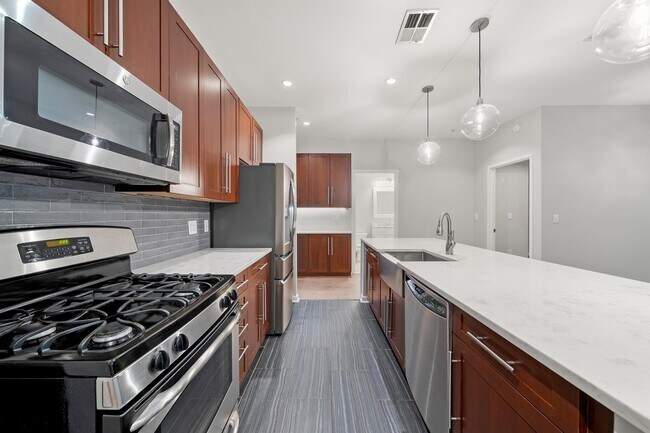 Building Photo - 1100 Adams St