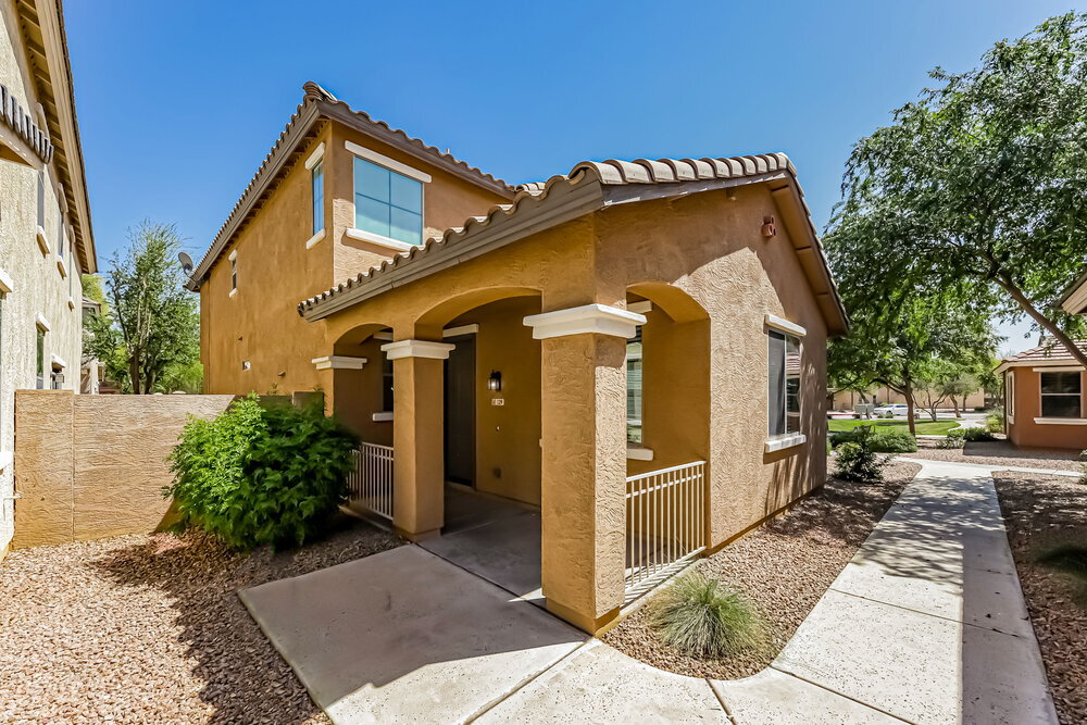 Primary Photo - 129 E Catclaw St