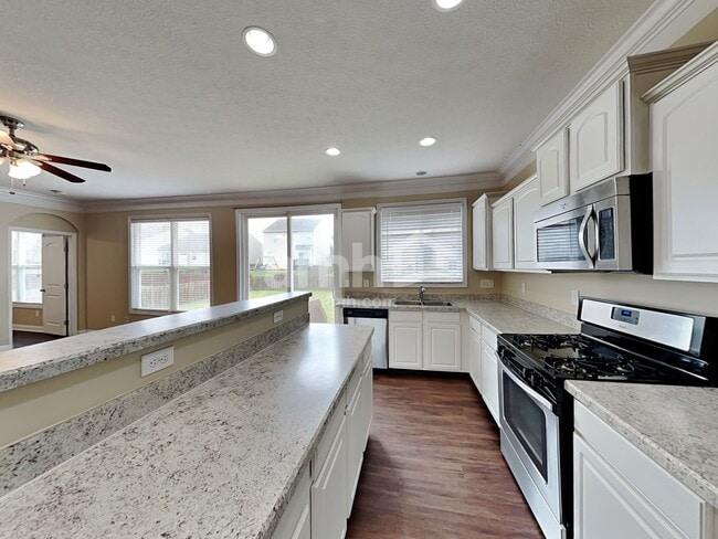Foto del edificio - 712 Redwood Valley Dr