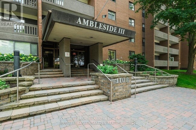 Building Photo - 1100-1100 Ambleside Dr