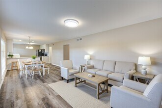 Building Photo - 2101 Fountain View Dr